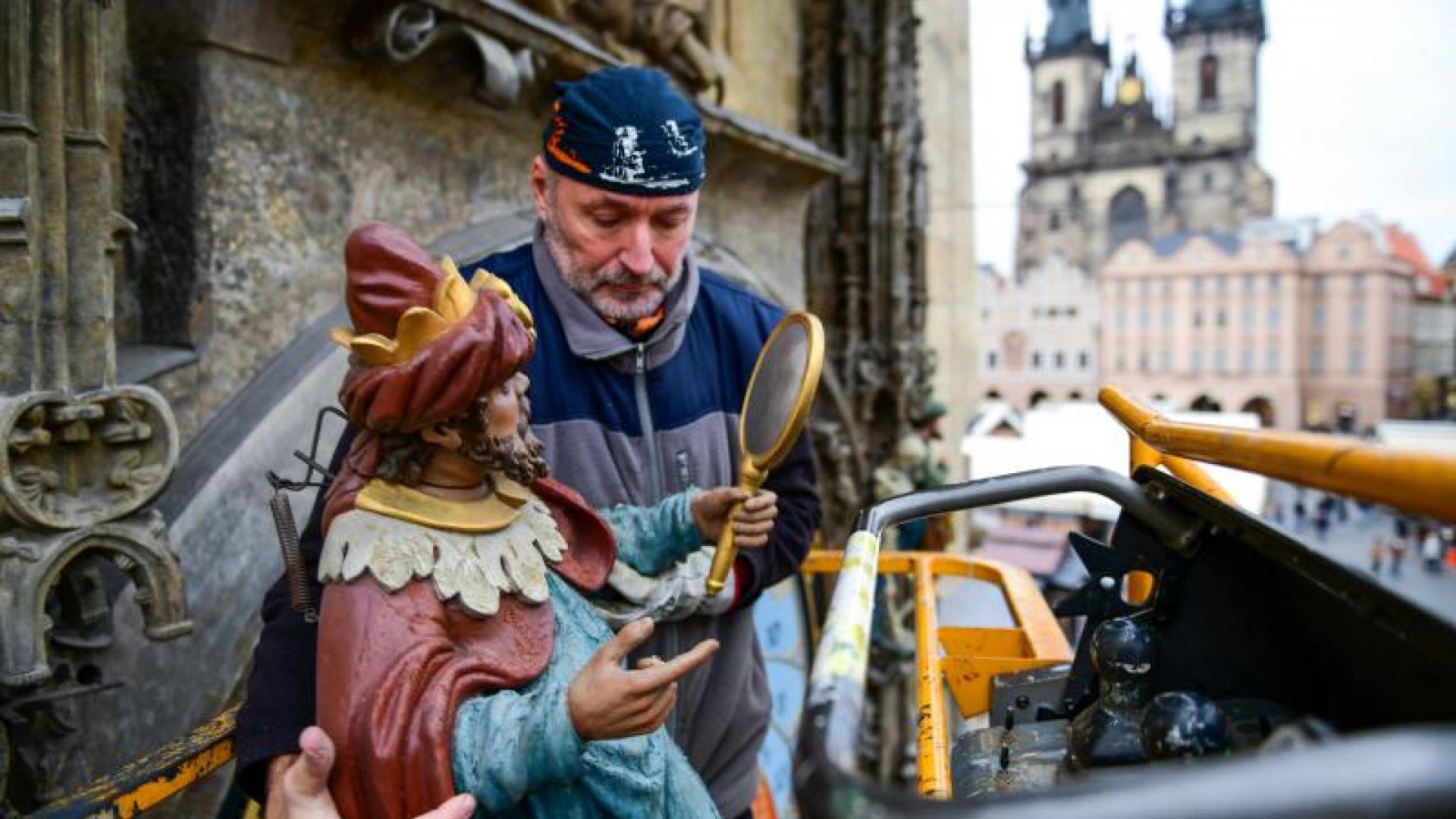 Gallery Prague Removes Statues From The Astronomical Clock Themayor Eu