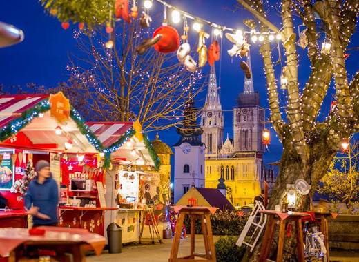 Snowfall turns the Advent Festival in Zagreb into a winter ...