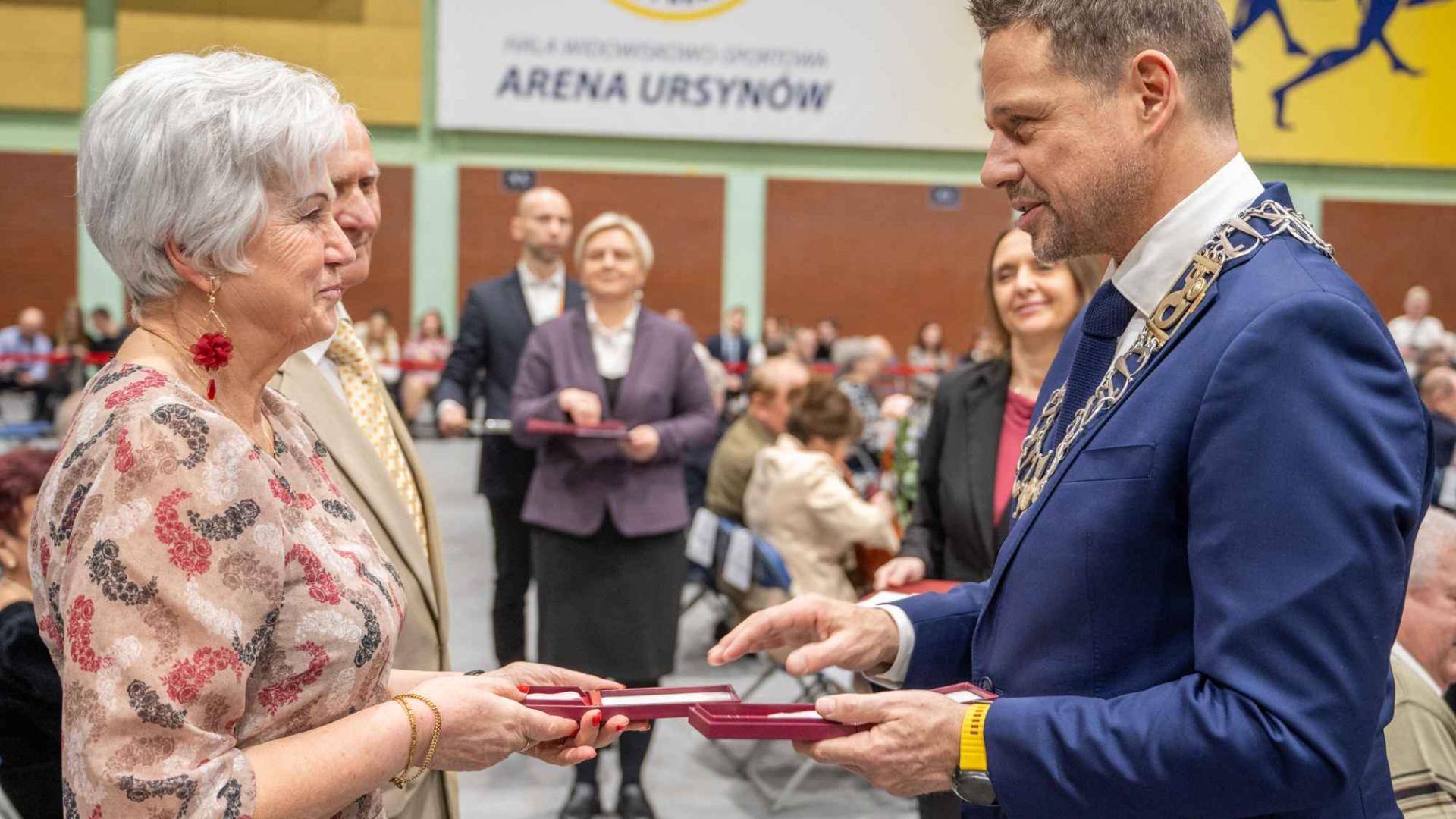 Warsaw rewards long-term married couples with medals | TheMayor.EU