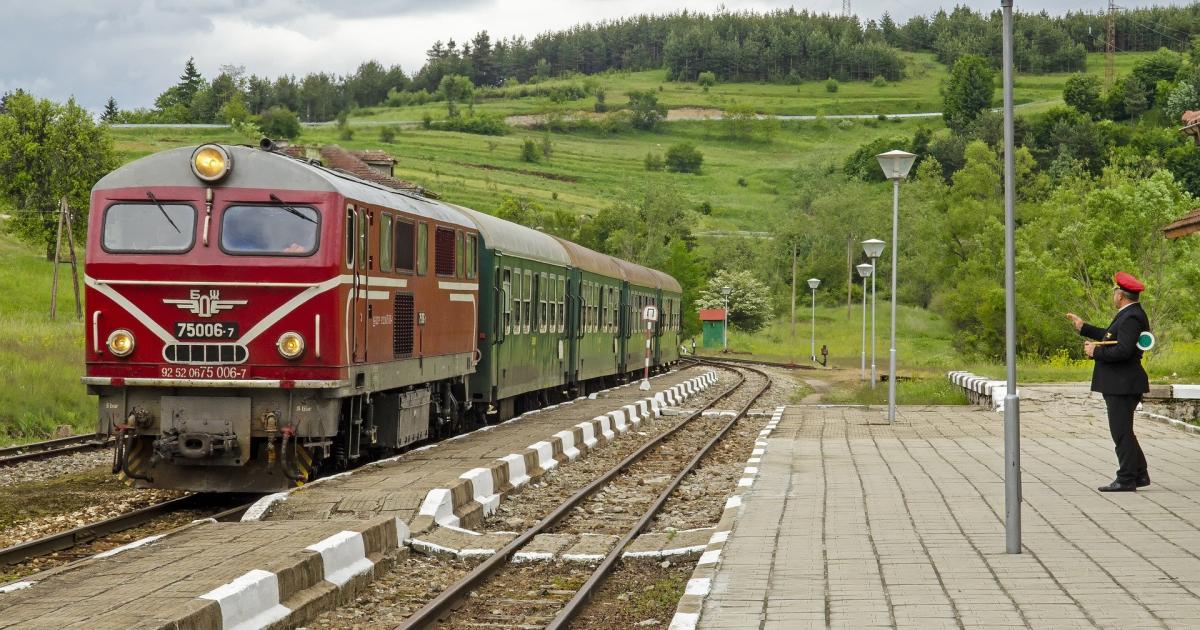 В пунктах экипировки и отстоя пассажирских поездов пользоваться туалетами