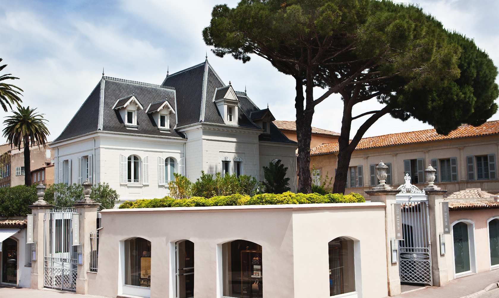 Así es el diseño y decoración del restaurante de Louis Vuitton en Saint  Tropez – PuroDiseño